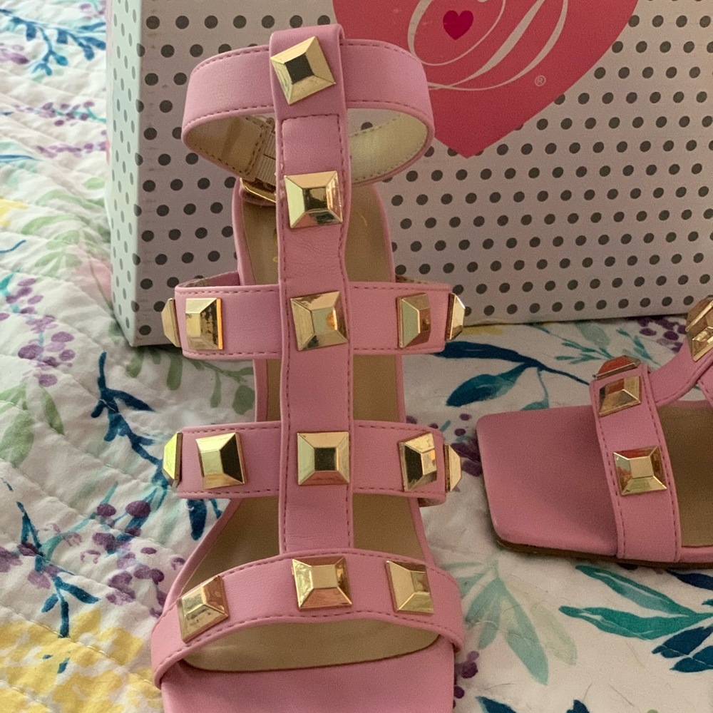 Pink  uptown’s light pink gold studs